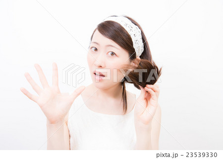 白バック 女性 白バック 女性 23539330