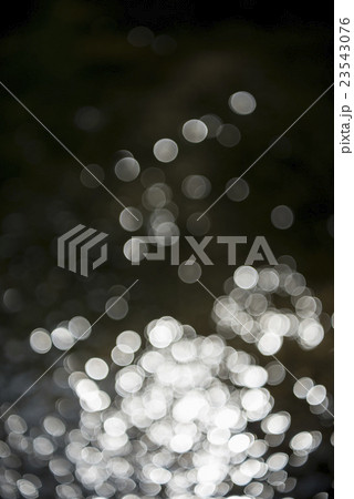 水のきらめき（ボケ表現） 23543076