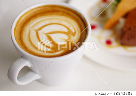 ケーキとカプチーノのラテアート 23543205