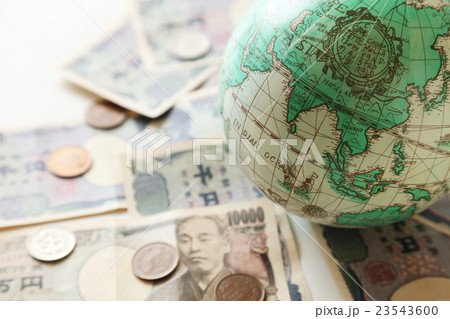 地球儀と紙幣 地球儀と紙幣 23543600