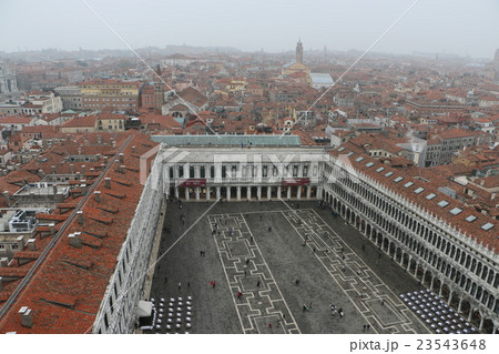 イタリアの観光名所 ヴェネツィアの大鐘楼から見たサン・マルコ広場1 イタリアの観光名所 ヴェネツィアの大鐘楼から見たサン・マルコ広場1 23543648