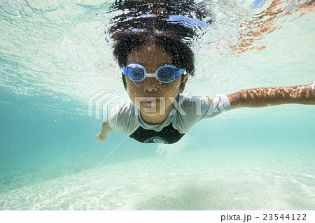 小笠原の海で泳ぐ男の子の写真素材