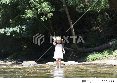 川で遊ぶ女の子 23544333
