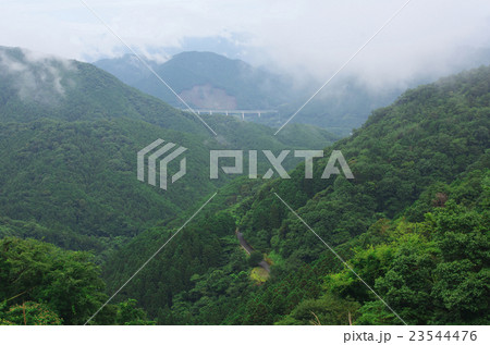 相津峠より紀勢自動車道を望む 相津峠より紀勢自動車道を望む 23544476