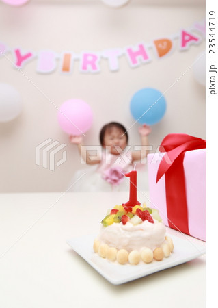 誕生日 バースデー 赤ちゃん ケーキ プレゼント ベビー パーティー 乳児 女の子 1歳 1才 の写真素材