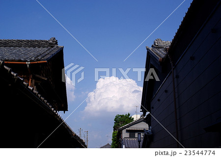夏空の積乱雲と瓦屋根 日本の夏 夏空の積乱雲と瓦屋根 日本の夏 23544774