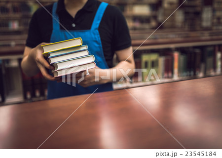 図書館職員 23545184