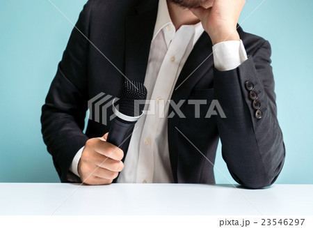 マイクを持つ男性 マイクを持つ男性 23546297