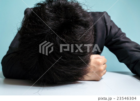 落ち込む男性 23546304