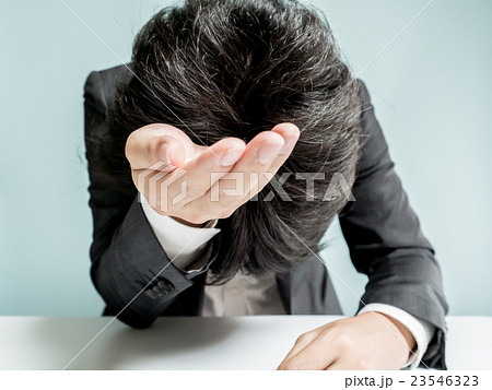 懇願する男性 23546323