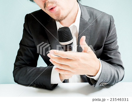 ごまかす男性 23546331