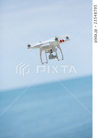 海上を飛ぶドローン 海上を飛ぶドローン 23548795