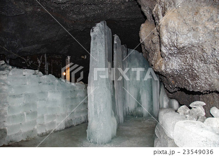 富岳風穴内部の氷柱 23549036
