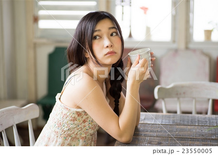 美しく若い女性のポートレート 美しく若い女性のポートレート 23550005