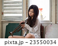 トランペットを練習する美しい日本人女性 23550034