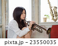 トランペットを練習する美しい日本人女性 23550035