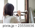 トランペットを練習する美しい日本人女性 23550036