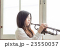 トランペットを練習する美しい日本人女性 23550037