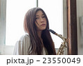 サキソフォンを持つ美しい日本人女性 23550049