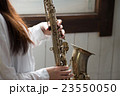 サキソフォンを持つ美しい日本人女性 23550050