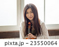 バイオリンを持つ美しい日本人女性 23550064
