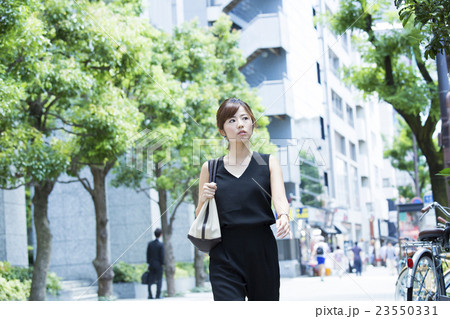 若い女性 23550331