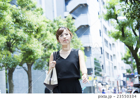 若い女性 若い女性 23550334