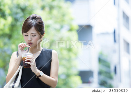 若い女性 23550339