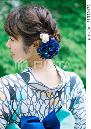浴衣の若い女性の後ろ姿 23550476
