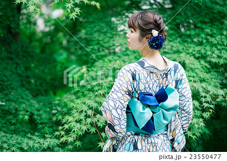 浴衣の若い女性の後ろ姿 浴衣の若い女性の後ろ姿 23550477