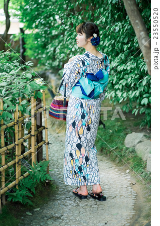 浴衣の若い女性 23550520