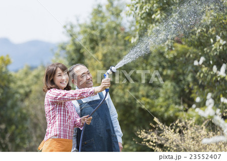 水まきをする中高年夫婦 水まきをする中高年夫婦 23552407