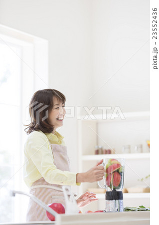 キッチンに立つ中高年女性 23552436