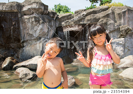 水遊びをする子供の写真素材