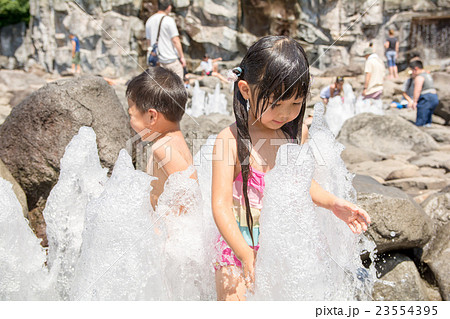 水遊びをする子どもの写真素材