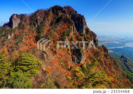 妙義山・茨尾根のピークから見る紅葉の相馬岳 23554468