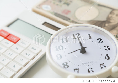 電卓と時計とお金　白バック 23555478