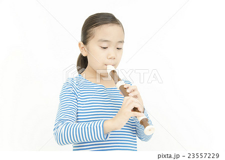 笛を吹く女の子 リコーダーを吹く女の子 笛を吹く女の子 リコーダーを吹く女の子 23557229