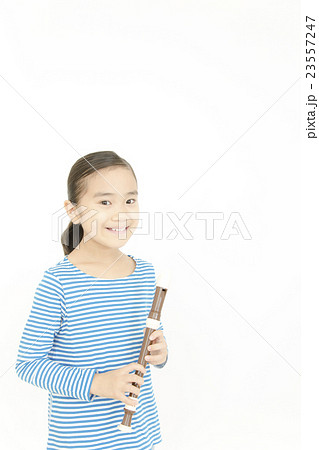 笛を吹く女の子　リコーダーを吹く女の子 23557247