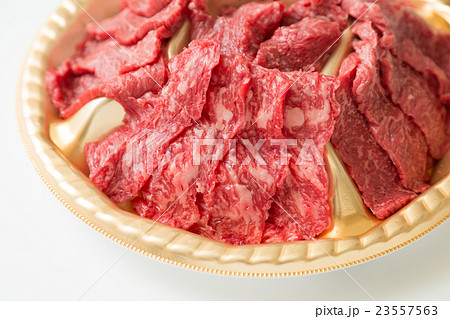 焼き肉用の黒毛和牛 白バック 焼き肉用の黒毛和牛 白バック 23557563