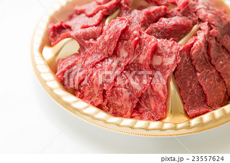 焼き肉用の黒毛和牛　白バック 23557624
