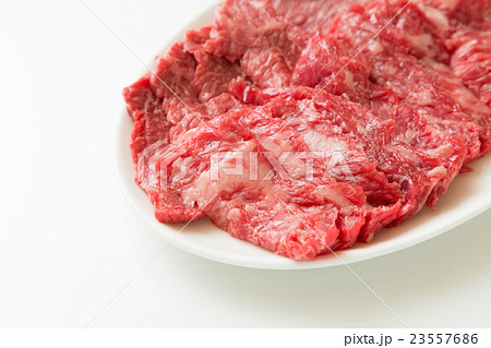 焼き肉用の黒毛和牛　白バック 23557686
