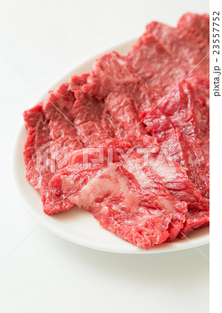 焼き肉用の黒毛和牛　白バック 23557752