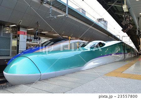 北の大地へ向かう北海道新幹線H５系はやぶさ 23557800