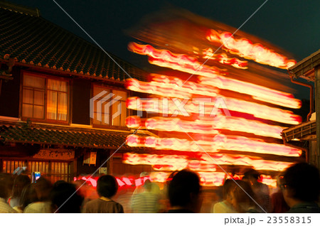 三重県亀山市関宿 夏祭り 移動する山車と古い町並み 三重県亀山市関宿 夏祭り 移動する山車と古い町並み 23558315