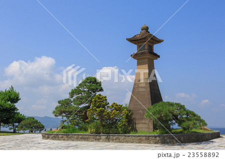 〈島根県〉宍道湖畔の青柳楼の大燈籠 23558892