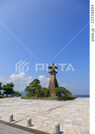 〈島根県〉宍道湖畔の青柳楼の大燈籠 23558894