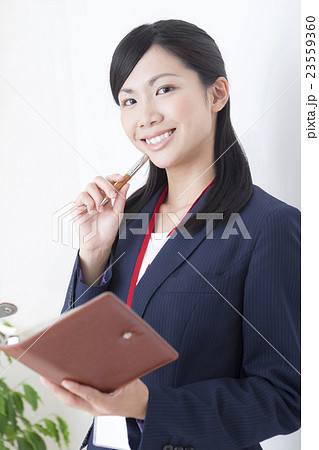 手帳を持つ女性 手帳を持つ女性 23559360