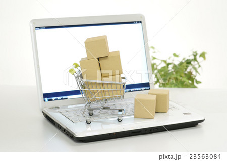 パソコンと荷物 23563084