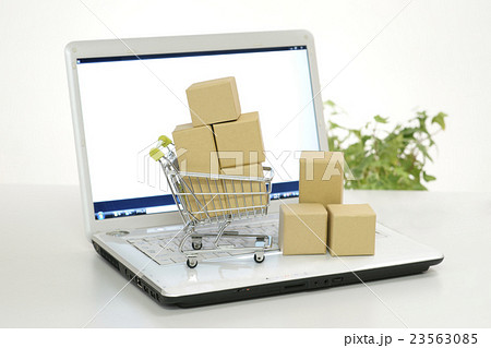 パソコンと荷物 23563085